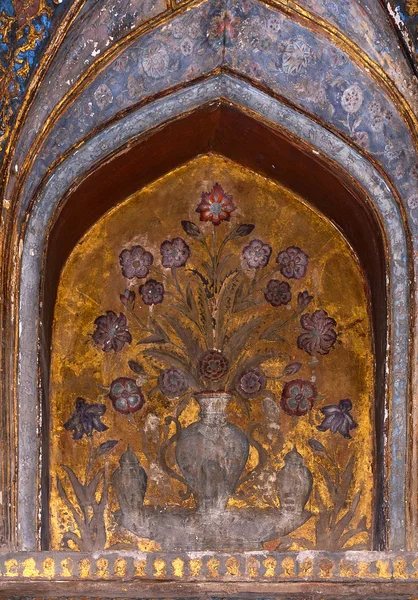 Wyblakłe mural wazon z kwiatami wewnątrz Agra's Baby Taj mausoleu — Zdjęcie stockowe