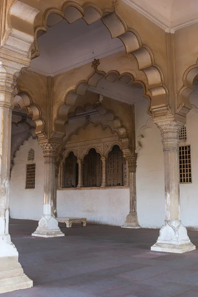 Koninklijke Loge in ontvangst hall in agra fort, india. — Stockfoto