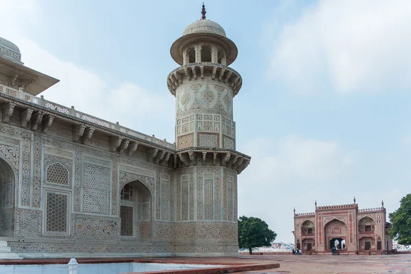 Minaret of Agra's Baby Taj mausoleum with West gate in the backg — Stock Photo, Image