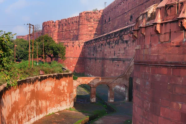 Murallas rojas y foso vacío del Fuerte Agra en la India — Foto de Stock