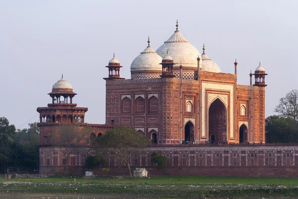 Monumental guesthouse on side of Taj Mahal at India's Agra duri — Stock Photo, Image