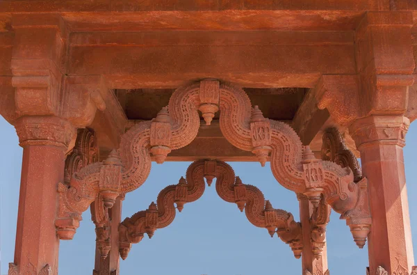 Serpentine ceiling support system in red sandstone at Fathepur S — Stock Photo, Image