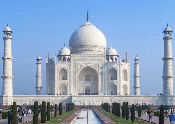 O mausoléu de mármore branco Taj Mahal como um bloco contra o esqui azul — Fotografia de Stock