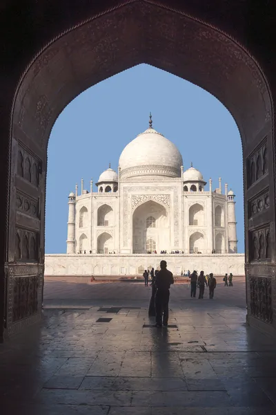 Mausolée Taj Mahal vu de l'intérieur de la mosquée à Agra en Inde . — Photo