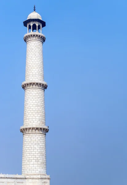 Jeden z czterech minaretów Taj Mahal przeciw błękitne niebo w Indiach A — Zdjęcie stockowe