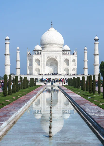 Langer Blick auf das Taj Mahal Mausoleum mit Reflexion im Kanal am Ende des Tunnels — Stockfoto