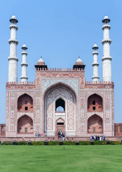 Tomb of Akbar with its four minarets in India's Agra. — Stock Photo, Image