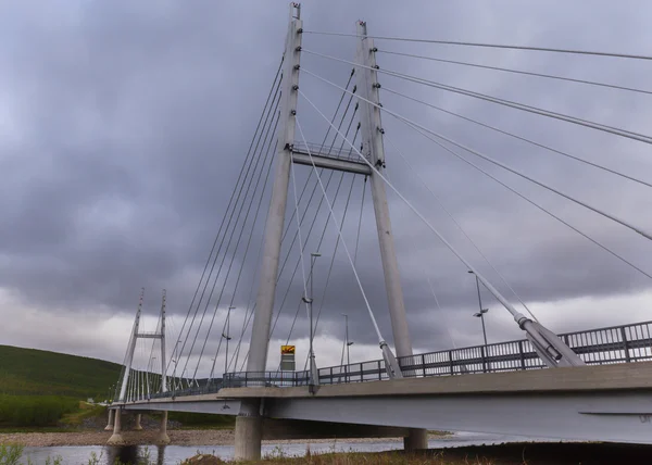 The Utsjoki suspension bridge linking Finland and Norway. — Stock Photo, Image