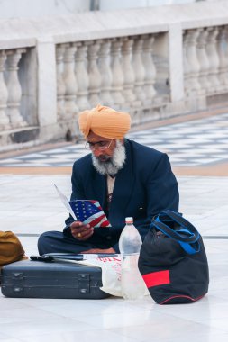 Yeni delhi - Mart 2011 - Sih Muhacir, kaldırımda otururken nasıl yasal olarak ABD'de almak için çalışmalar.