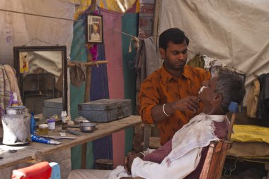 rajasthan Hindistan - Şubat 2011 - tipik küçük Hint berber dükkanı olarak nagaur.
