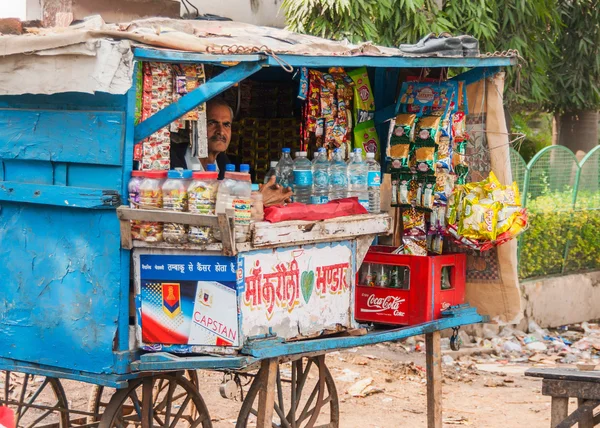 Indiase stad van agra - februari 2011 - straatverkoper verkoopt fundamentele boodschappen producten in een typische kleine stand op wielen. — Stockfoto