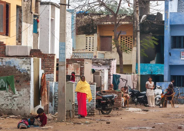 Agra en la India - Febrero 2011 - Escena callejera en un callejón de la ciudad de Agra . — Foto de Stock