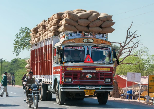 Nagaur au Rajasthan Inde - Février 2011 - Camion benne surchargé rempli de sacs de jute sur la route . — Photo