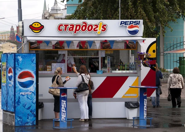 Rusia Moscú - Septiembre 2010 - Cabina de comida rápida con Pepsi Soda anuncios en las calles de Moscú en Rusia . —  Fotos de Stock