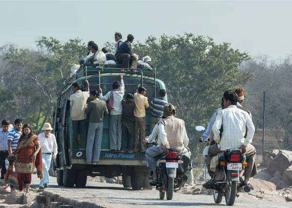 Indien orchha - överbelastad 21 februari 2011 - kollektivtrafik buss transporterar människor på toppen och umgås på baksidan. — Stockfoto