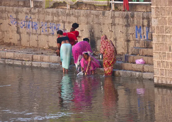 India orccha - 22 februari 2011 - ochtend zwemmen en schoonmaak op de ghat aflopend in betwa rivier. — Stockfoto