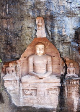 gwalior'ın rock Hindistan oyulmuş Jain rakamlar oturuyor.