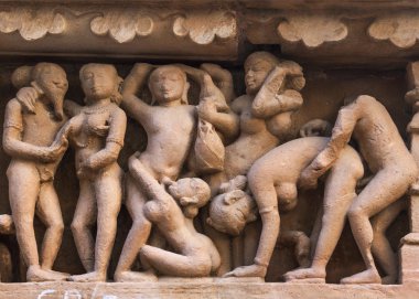 Orgie sahne heykel üzerinde hindu Hindistan'ın khajuraho Tapınağı.