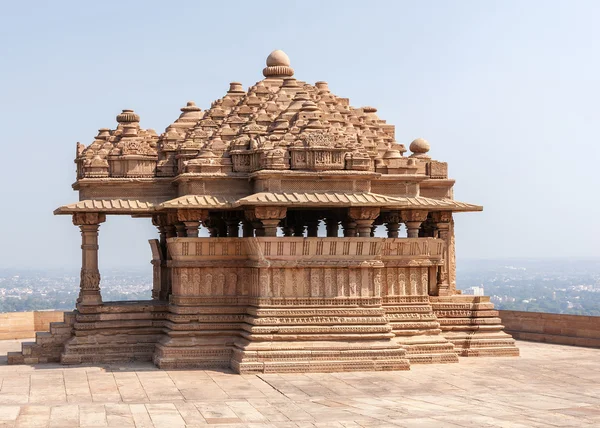 भारताच्या ग्वाल्हेरमधील खडक वर दोन मध्ययुगीन हिंदू मंदिरांचा छोटासा सास-बाहू . — स्टॉक फोटो, इमेज