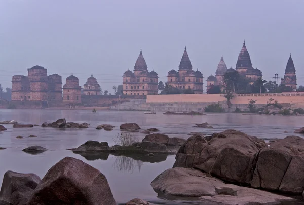 Grupa cenotafami mglisty wczesnym rankiem całej rzeki betwa w Indiach orchha. — Zdjęcie stockowe