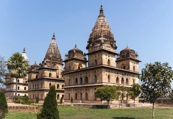 Groep van drie vierkante bundela cenotaphs in park van india orchha. — Stockfoto