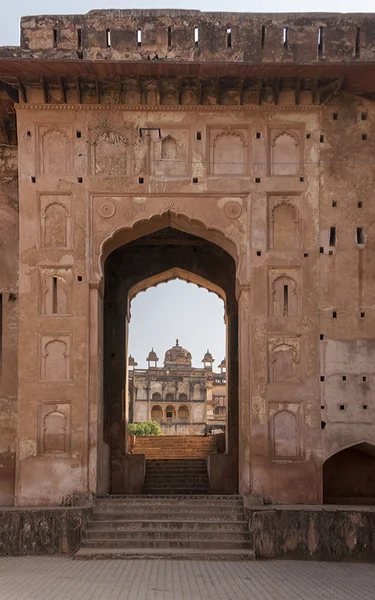 Treppe hoch durch Tor vom Raja Mahal zum Jehanghir Mahal in Indiens Orchha. — Stockfoto