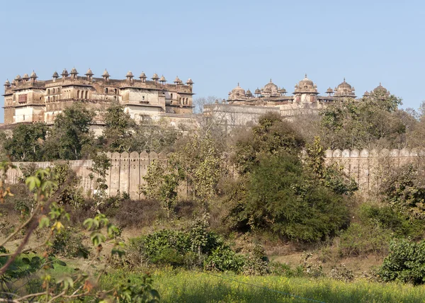 Sowohl der Raja Mahal als auch der Jehanghir Palast auf einem Bild in Indiens Orchha. — Stockfoto