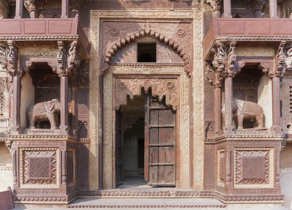 Monumentaler beige-brauner Haupteingang des Mahal-Palastes in Indiens Orchha. — Stockfoto