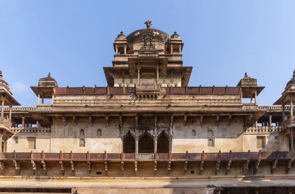 Niveau supérieur du Jehanghir Mahal dans l'Orchha indien . — Photo