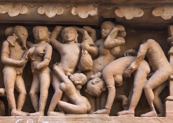 Orgie scénu sochařství na hinduistický chrám v Indii khajuraho. — Stock fotografie