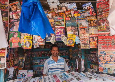 Bangalore, Hindistan - Ekim 2013 yaklaşık: dergi ve gazete st