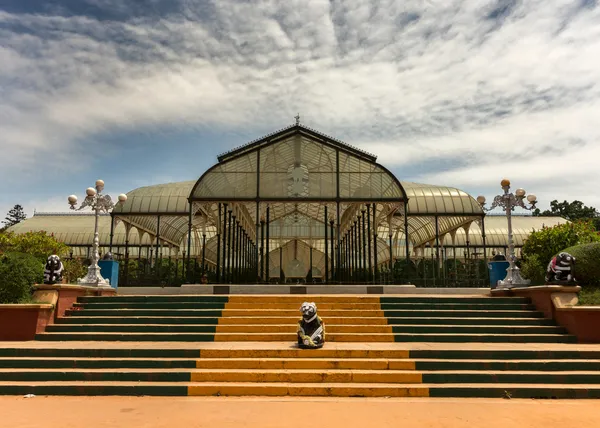 Casa de cristal en el Jardín Botánico de Lal Bagh en Bengaluru . — Foto de Stock