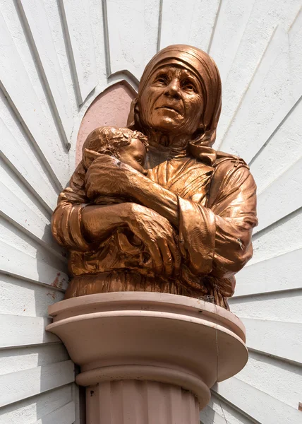 Mother Theresa Statue at Saint Mary's Basilica in Bangalore. — Stock Photo, Image