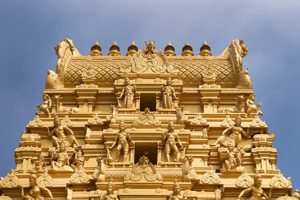 La cima della torre d'oro dello Sri Nageshwara a Bangalore . Foto Stock Royalty Free