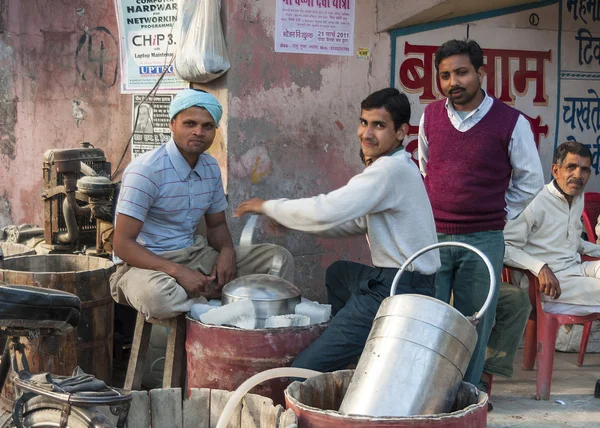 Escena callejera: hacer manualmente helado con trozos de hielo para enfriar en Kanpur . — Foto de Stock