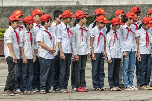 Группа школьников в форме на параде Хо Ши Мин — стоковое фото