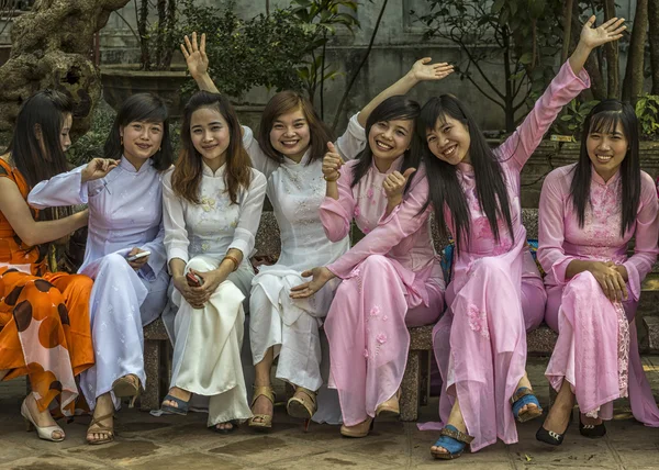 Siete jubilosas universitarias vestidas en Ao Dai . — Foto de Stock