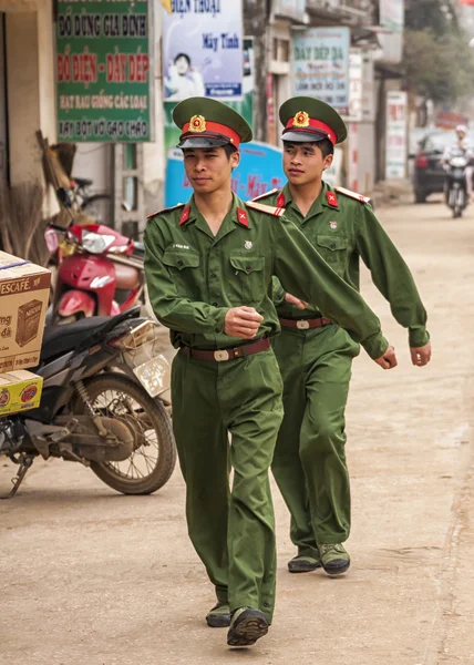 Two marching soldiers in the street of rural town. — Stock Photo, Image