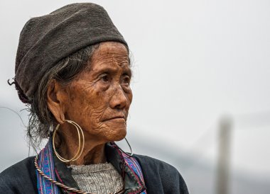 hmong yaşlı kadının gri gökyüzü karşı yakın çekim.