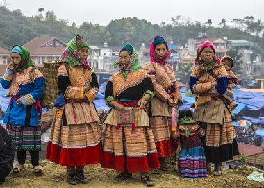 elbise Hmong kadınların geleneksel Pazar pazarında Baç, ha.