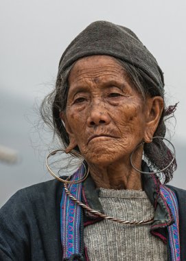portret yakın çekim hmong yaşlı kadının gri gökyüzü karşı.