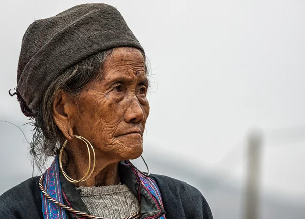 Close up de Hmong mulher idosa contra céus cinzentos . — Fotografia de Stock