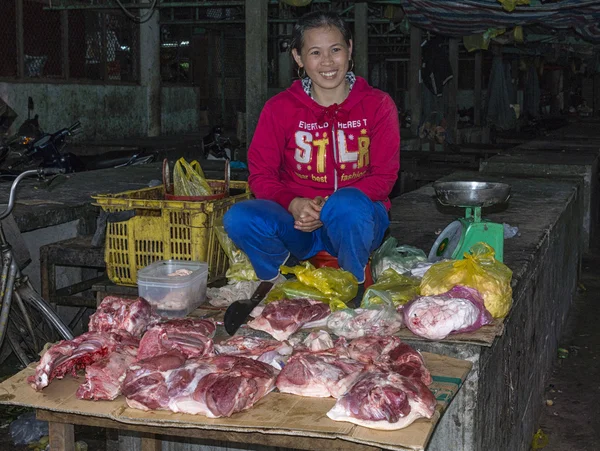 Fleischverkäuferin auf dem Markt. — Stockfoto