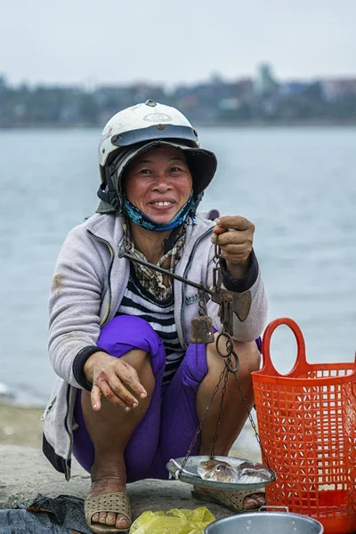 魚販売市場で単純なスケールを持つ女性. — ストック写真