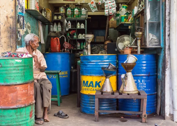 Loja de petróleo e gasolina no meio da cidade . — Fotografia de Stock