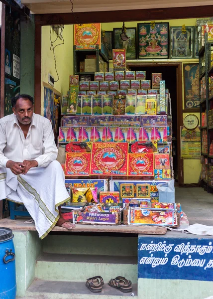 Vuurwerk winkel in het midden van de stad. — Stockfoto