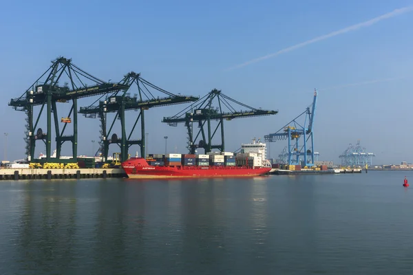 Weiter Blick auf den Hafen von Zeebrugge-Seabruges. — Stockfoto