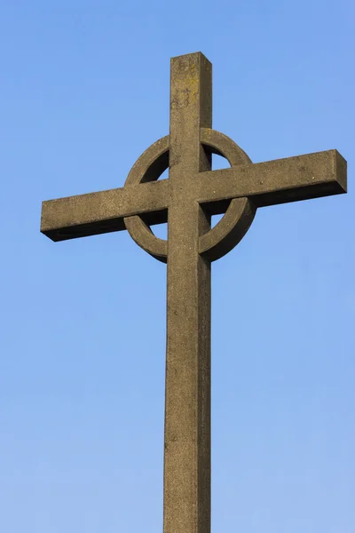 Irish cross against blue sky. — Stock Photo, Image