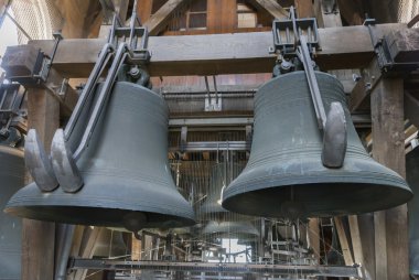 ghent belfry carillon adlı iki ağır çan.