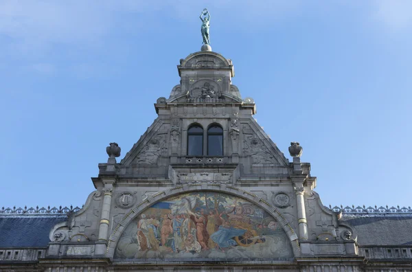 Fresco och toppen av Gent theater fasad. — Stockfoto